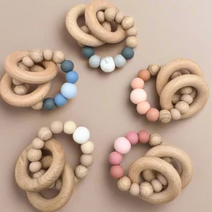 97BE58FA-06C9-4050-85B4-4BB42B2DFDA0.jpgv1747914432 Anneau de dentition “GAIA” – Silicone & bois naturel