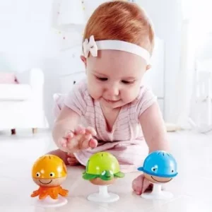 Hochets-animaux-marins-Hape-jouet-deveil-naissance-jouets-enfant-jeux-reves-et-jouets-thonon-les-bains-evian-les-bains-suisse-geneve-3.webp Hochets en bois de 3 animaux marins – Hape