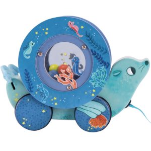 Otarie-a-tirer-jouet-a-tirer-en-bois-les-aventures-de-paulie-molin-roty-jeux-reves-et-jouets-thonon-les-bains-evian-les-bains-chablais-haute-savoie-2.jpg Otarie à tirer en bois – Les aventures de Paulie – Moulin Roty