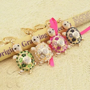 Pendentifs-tortue-pendentif-tortue-collier-tortue-colliers-tortue-bijou-tortue-bijoux-tortue-parure-tortue-4-coloris.jpglossy1ssl1 Pendentif Tortue Petites Pierres de Strass incrustées – 4 Coloris